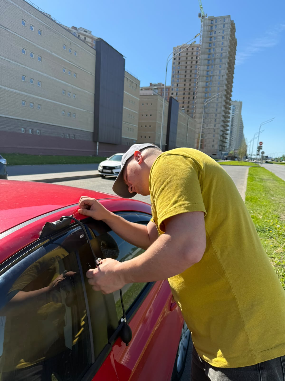 Аварийное вскрытие автомобиля мастером в Дубровке